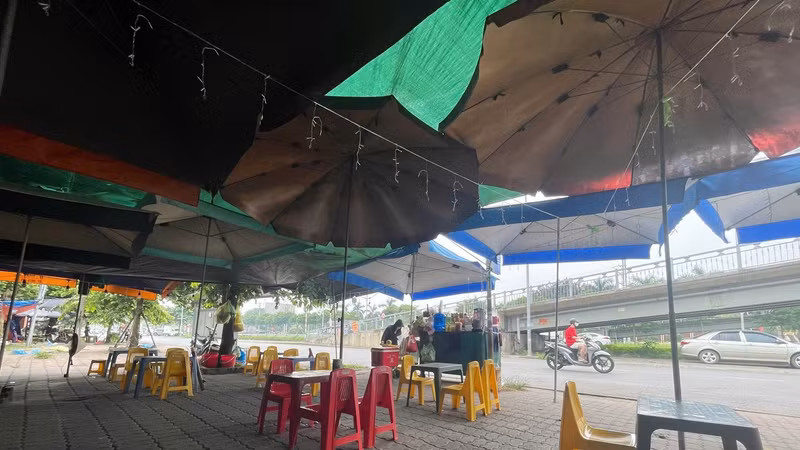 [GALLERY] Chiếm dụng lòng đường, vỉa hè quốc lộ 18 ở Bắc Ninh