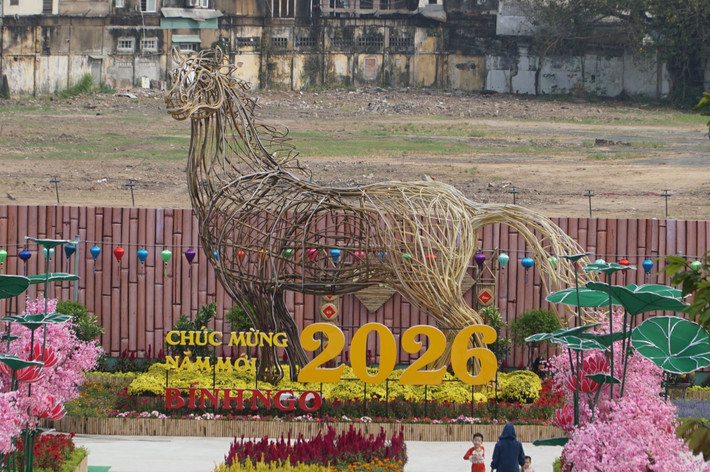 Hình ảnh linh vật ngựa “khổng lồ” cao khoảng 8m, dài 7,5 m, có giá trị lên đến khoảng 2 tỉ đồng được lắp đặt tại công viên để phục vụ người dân đến tham quan, check in.