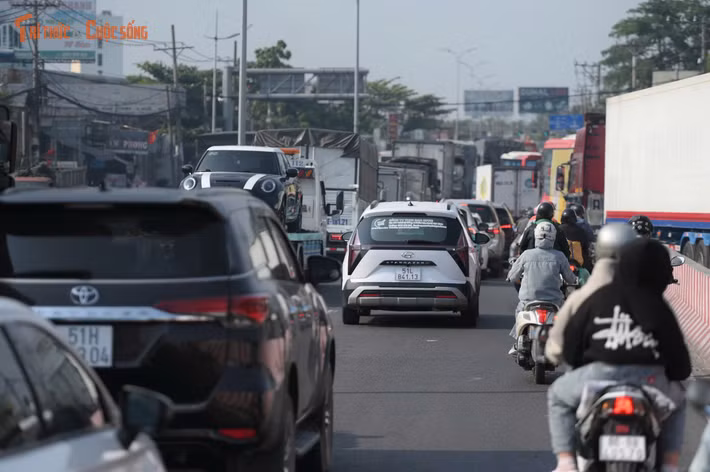 Trên các cầu vượt trên QL1 luôn trong tình trạng xe đông đúc, di chuyển chậm cuối ngày 29/4.