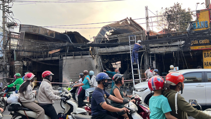 Theo ghi nhận, vụ cháy cửa hàng bán nội thất gây chán lan sang tiệm trà sữa, điện thoại di động (ĐTDĐ) cạnh bên.