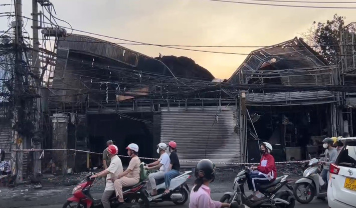 Đám cháy khiến nhiều vật dụng tài sản trong cửa hàng nội thất bị cháy, hư hỏng. May mắn, vụ cháy không có thiệt hại về người