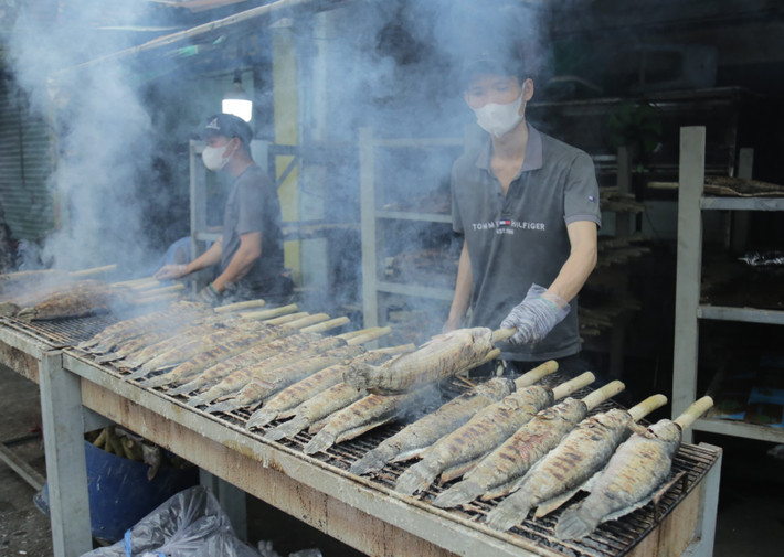 Tại đường Tân Kỳ Tân Quý (phường Tây Thạnh, TP HCM) ngay từ sáng sớm, đã có hàng trăm người đến mua cá lóc nướng dù giá khá cao hơn so với ngày thường.
