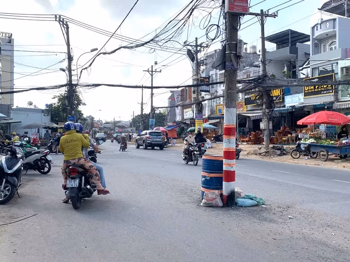 Người tham gia giao thông phải luồn lách như làm xiếc khi di chuyển qua “bẫy” trụ điện giữa đường.