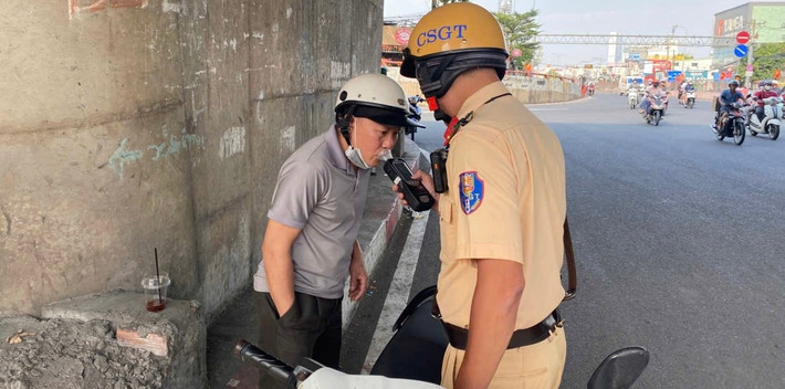 Với suy nghĩ ngày đầu năm mới thường được thông cảm hoặc lực lượng CSGT ít kiểm tra xử lý, nhiều "ma men" đã xem thường ATGT.