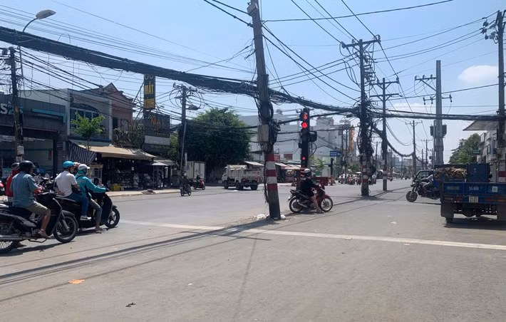 Theo chủ đầu tư dự án nâng cấp, mở rộng đường Nguyễn Thị Định, hiện có khoảng 200 trụ điện chưa được di dời vào vỉa hè, trong đó riêng trên địa bàn phường Cát Lái có 150 trụ.