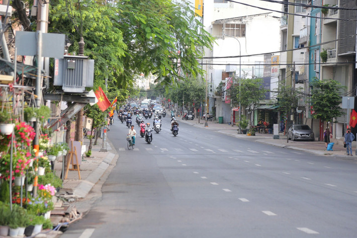 Đường phố ở TP HCM sáng ngày làm việc đầu tiên sau kỳ nghỉ Tết Bính Ngọ.