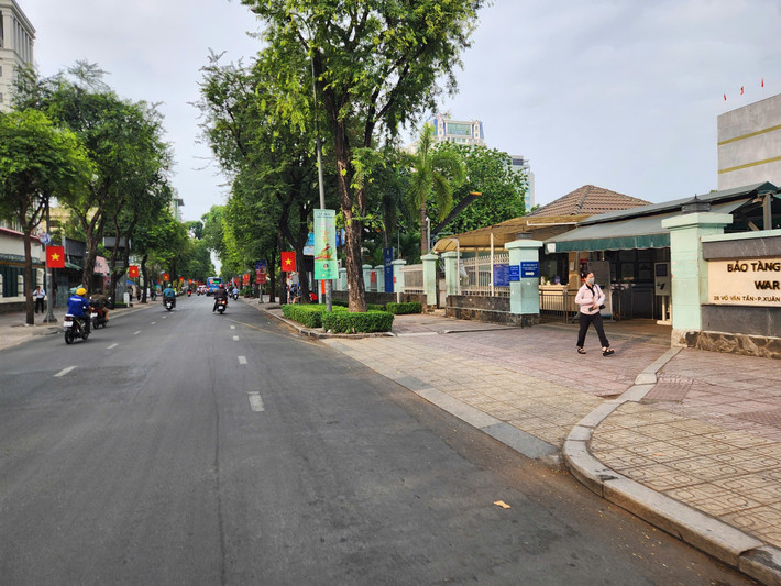 Tại các khu vực vòng xoay, không còn những tiếng còi xe, không bụi bao vây… “Chạy xe trên phố những ngày này thích thật. Ước gì ngày nào cũng như hôm nay”, chị Mỹ Lan chia sẻ.