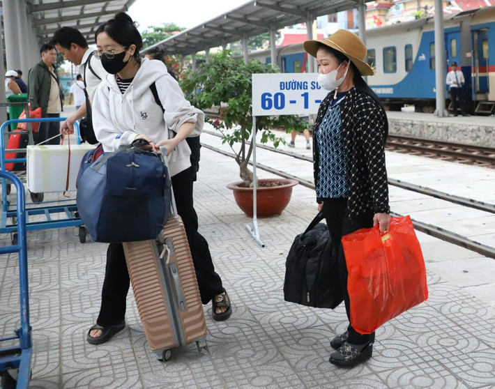 Chị Linh hành khách đi tàu cho biết, trước khi vào ga Biên Hòa, chị đã được thông báo về sự cố sà lan va chạm cầu Ghềnh, sẽ có ô tô trung chuyển. “Bất tiện chút vì hành lý, đồ đạc nặng nhưng sự cố không ai mong muốn nên cũng thông cảm”, chị Linh nói.