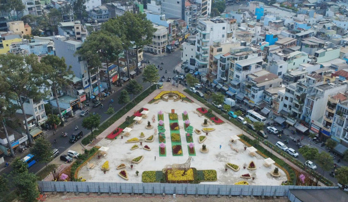 Công viên này nằm giáp với 2 đường Trần Nhân Tôn và Trần Phú thuộc phường Chợ Quán. Người dân địa phương bày tỏ sự phấn khởi trước sự “lột xác” của khu đất bỏ trống hơn 10 năm qua.