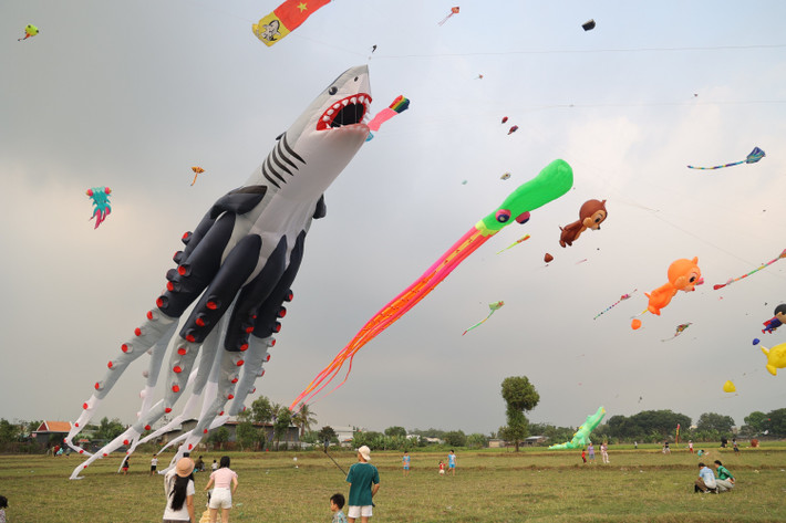 Một con diều khổng lồ khiến các người chơi hết sức vất vả mới có thể cân sức và hướng gió để thả.