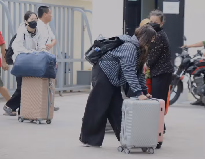 Sự bất tiện giữa nắng nóng mùa khô khiến nhiều người tỏ ra mệt mỏi...