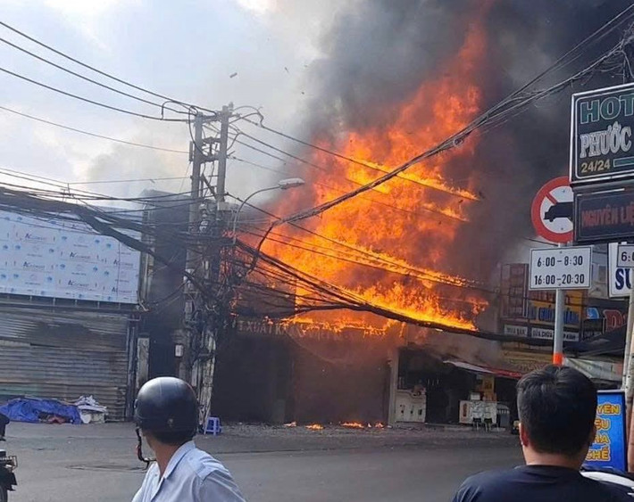 Phát hiện cháy, người dân xung quanh hô hoán, dùng nước và bình chữa cháy mini dập lửa nhưng bất thành. Lửa sau đó lan nhanh ra ngoài khu vực lưới điện hạ thế và cửa hàng liền kề.