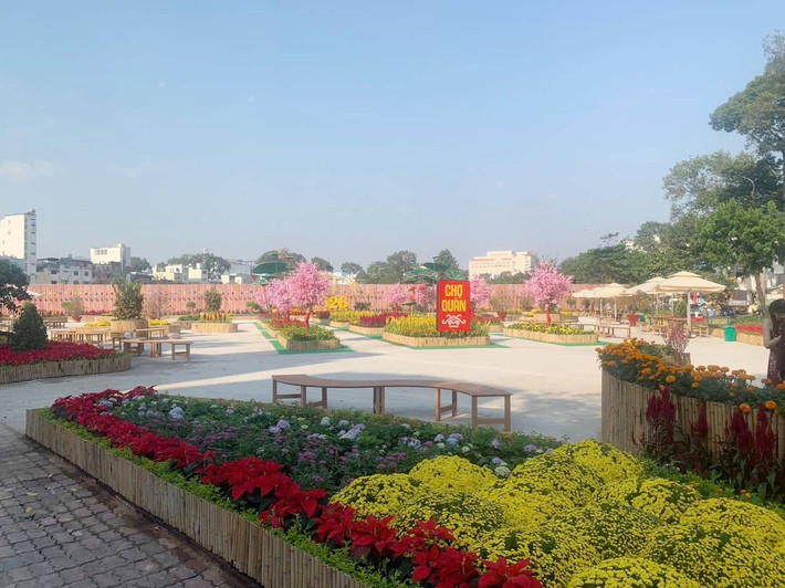 Công viên này nằm giáp với 2 đường Trần Nhân Tôn và Trần Phú thuộc phường Chợ Quán. Người dân địa phương bày tỏ sự phấn khởi trước sự “lột xác” của khu đất bỏ trống hơn 10 năm qua, kỳ vọng công viên mới sẽ góp phần cải thiện cảnh quan đô thị và đáp ứng nhu cầu vui chơi, rèn luyện sức khỏe cho cộng đồng.