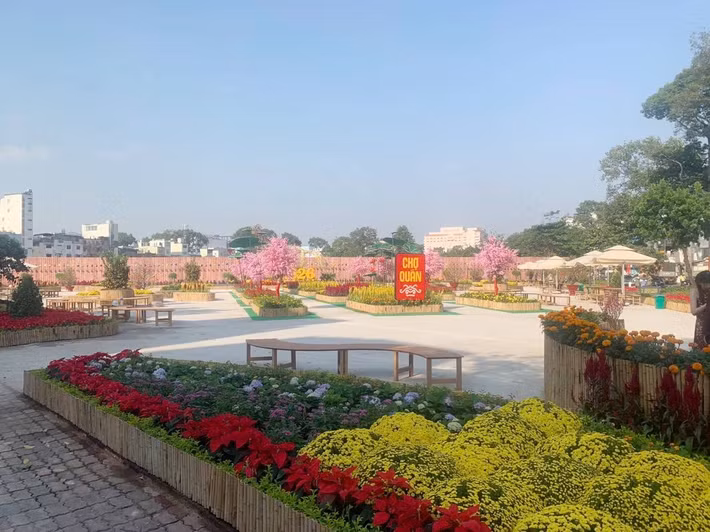 Công viên này nằm giáp với 2 đường Trần Nhân Tôn và Trần Phú thuộc phường Chợ Quán. Người dân địa phương bày tỏ sự phấn khởi trước sự “lột xác” của khu đất bỏ trống hơn 10 năm qua, kỳ vọng công viên mới sẽ góp phần cải thiện cảnh quan đô thị và đáp ứng nhu cầu vui chơi, rèn luyện sức khỏe cho cộng đồng.