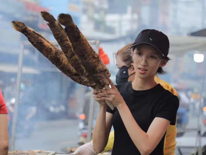 Trong sáng nay, hàng ngàn con cá lóc nướng tại “khu phố cá lóc” được “xuất xưởng”.