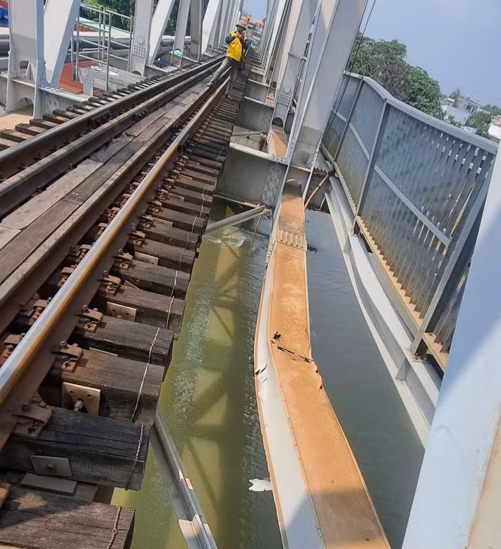 Nguyên nhân dẫn đến tình trạng này là trong sáng cùng ngày, sà lan chở hàng Thành Đạt 86 di chuyển từ thượng nguồn sông Đồng Nai (hướng từ Trị An về đoạn sông khu vực phường Biên Hoà và phường Trấn Biên - tỉnh Đồng Nai) đã va chạm vào cầu Ghềnh khiến cầu bị hư hỏng vào 10h15 sáng cùng ngày.