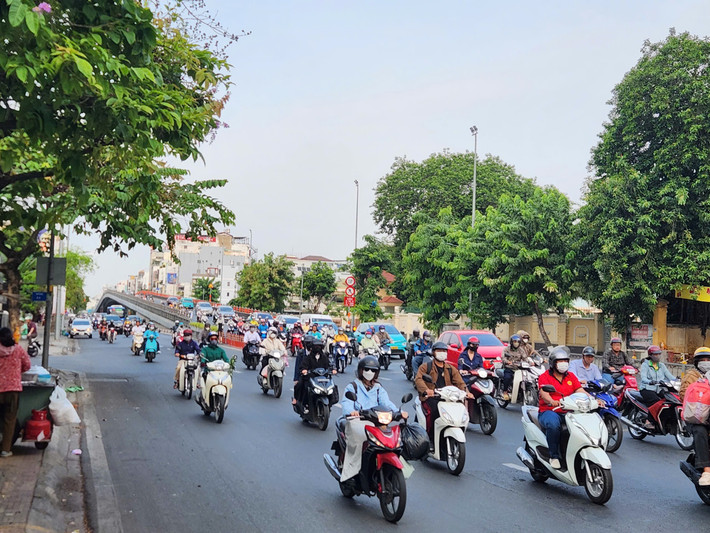 Dù là giờ cao điểm, nhưng trong sáng nay các phương tiện tham gia giao thông dễ dàng di chuyển, không ùn tắc kéo dài. “Tôi làm việc ở trung tâm TP nên sợ kẹt xe, nhưng sáng nay chạy xe khá nhẹ nhàng, không phải nhích từng chút như mọi năm, đến công ty chỉ 20 phút thôi”, chị Lê Thị Lan cho biết.