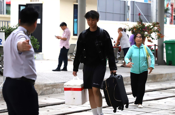 Trong chiều nay, do ảnh hưởng từ sự cố cầu Ghềnh, nhiều đoàn tàu xuất phát từ ga Sài Gòn phải ngưng chạy. Một số đoàn tàu khác phải chuyển tải sang đường bộ tại ga Dĩ An để tới ga Biên Hòa. Chiều ngược lại, các đoàn tàu đến ga Biên Hòa, khách sẽ được trung chuyển về ga Dĩ An, sau đó theo tàu về ga Sài Gòn