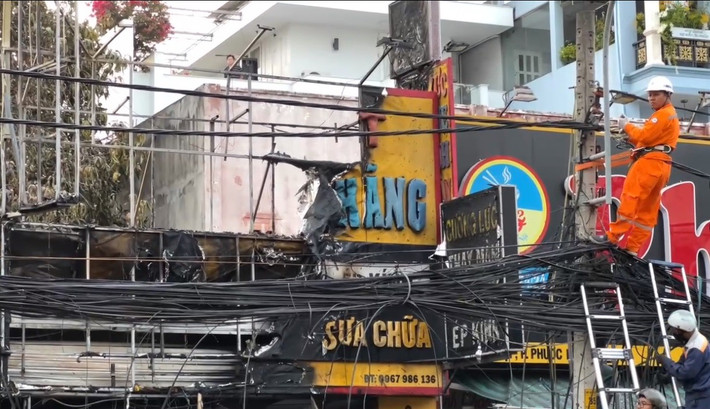 Tiệm trà sữa và cửa hàng ĐTDĐ bị cháy lan