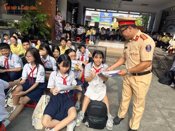 CSGT đã dẫn chứng cụ thể vụ việc mới nhất xảy ra với nam sinh 15 tuổi ở phường Trung Mỹ Tây, TP HCM gặp tai nạn không qua khỏi khi sử dụng xe đạp điện. Qua kiểm tra, CSGT phát hiện xe đạp điện của nam sinh này đã bị "độ" để tăng tốc độ; thời điểm gặp nạn, nạn nhân cũng không đội mũ bảo hiểm.