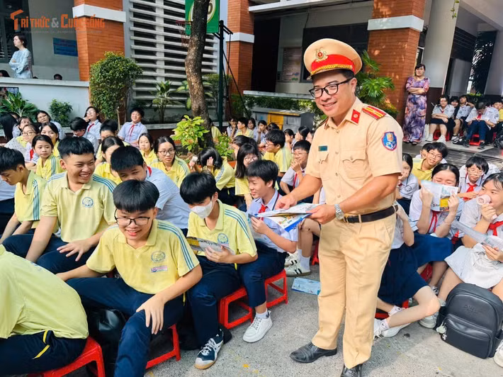 2015 nam nữ học sinh và 80 giáo viên trường THCS Nguyễn Bỉnh Khiêm (xã Nhà Bè) tham dự buổi tuyên truyền rất ý nghĩa này.