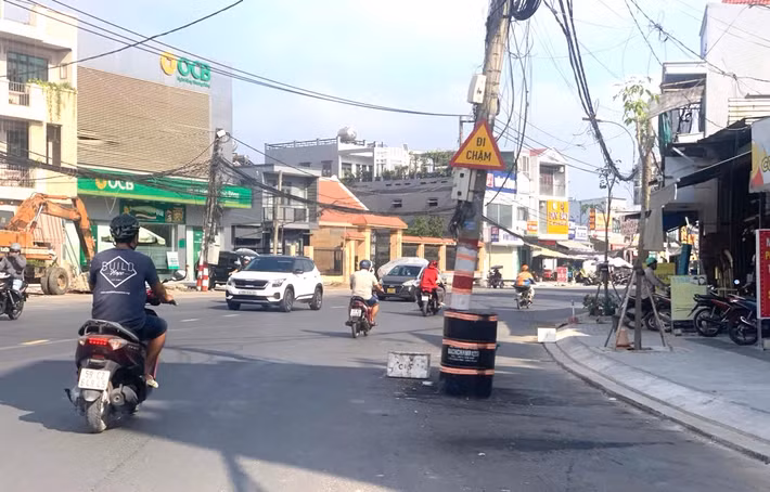 Chính quyền có đặt thùng phi, dán phản quang dưới gốc các trụ điện cảnh báo người tham gia giao thông khi lưu thông qua đây.