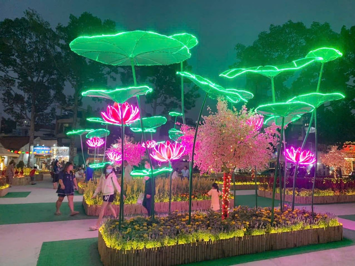 Theo kế hoạch, ngày 10/2, công viên sẽ đi vào hoạt động chính thức để phục vụ người dân trong dịp Tết đến Xuân về. “Khu đất này trước đây quanh năm quây kín tôn, tạo cảm giác hoang vắng. Chỉ trong thời gian ngắn, khu vực đã thay đổi rõ rệt. Hoa Tết, cây xanh, linh vật ngựa Tết Bính Ngọ được đưa vào tạo thêm điểm check-in, vui xuân cho người”, anh Võ Văn Tùng, người dân địa phương nói.