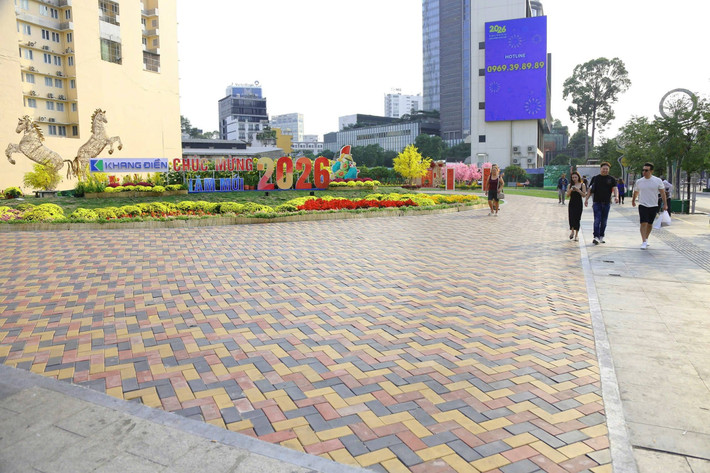 Với vị trí nằm kế bên phố đi bộ Nguyễn Huệ, khu đất này là một trong những khu “đất vàng”, sau khi cải tạo thành công viên thu hút người dân đến tham quan.