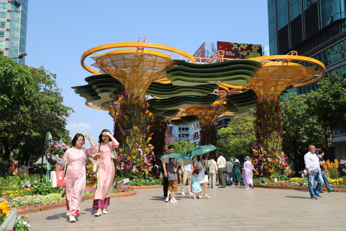 Theo Sở Du lịch TP HCM, trong 9 ngày nghỉ Tết vừa qua, từ 14/2 đến 22/2 (27 Tết đến mùng 6 Tết) TP đón hơn 4,32 triệu lượt khách, tổng doanh thu đạt khoảng 12.150 tỷ đồng.