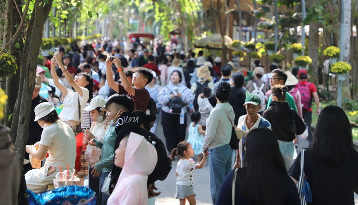 “Xếp hàng mua được vé cũng phải vất vả vì đợi lâu. Biết là đi chơi ngày này Thảo Cầm Viên sẽ đông người, nhưng chỉ dịp này gia đình mới đi được nên vợ chồng tôi cố gắng đưa các con đến đây vui chơi, ngắm nhìn động vật”, anh Nguyễn Phương ngụ phường Bình Tân chia sẻ.