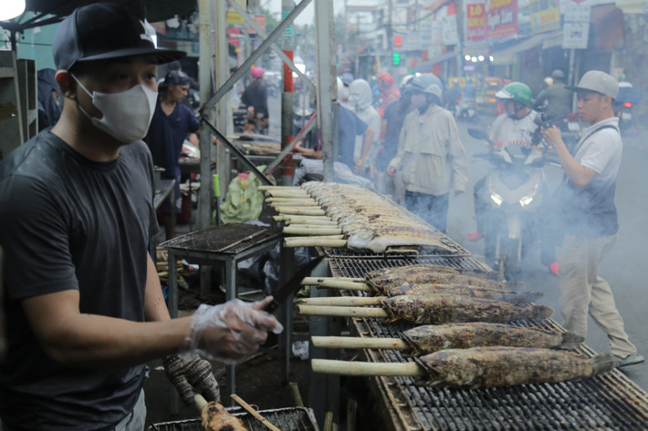 Khi khách đến mua, người bán sẽ nướng lại, đồng thời quét thêm lớp mỡ hành để thịt cá không bị khô mà luôn giữ được độ tươi ngon nhất định.