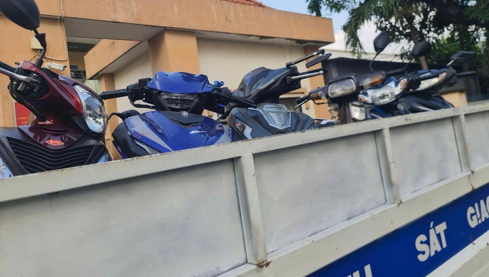 Hàng chục phương tiện bị tạm giữ trong buổi chiều ngày đầu năm do Đội CSGT Rạch Chiếc xử lý.