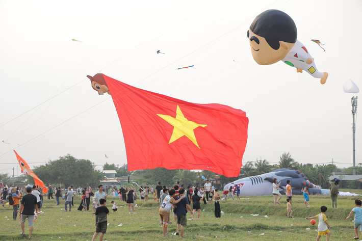 Cờ Tổ quốc được những con diều khổng lồ kéo lên bầu trời. Chị Hương, một phụ huynh đưa con đến đây thả diều, chia sẻ: “Cứ cuối tuần là tôi dẫn cháu ra đây. Không gian rộng rãi, nhộn nhịp giúp bé năng động hơn và quan trọng nhất là có chỗ vui chơi để con tạm xa lánh màn hình điện thoại”.