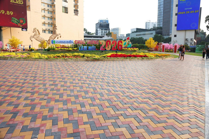 Nền công viên được lát gạch đá trang trí bắt mắt. Nhiều tiểu cảnh Tết Bính Ngọ, ghế ngồi được bài trí để phục vụ người dân, du khách dạo chơi, hóng mát, chụp hình lưu niệm.