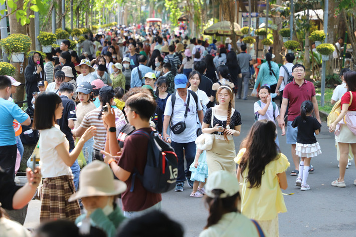 Bên trong Thảo Cầm Viên luôn trong tình trạng chật kín người.