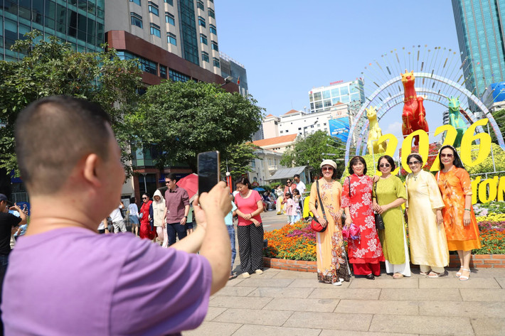 Linh vật ngựa của Tết Bính Ngọ tiếp tục là tâm điểm, thu hút hàng nghìn lượt khách đến “check-in” dù kỳ nghỉ đã dần khép lại.