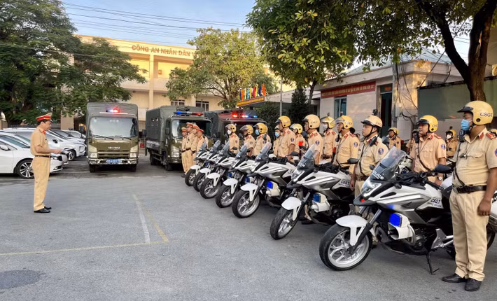 Thực hiện chỉ đạo của Bộ trưởng Bộ Công an, Cục Cảnh sát giao thông (C08, Bộ Công an) đã ban hành kế hoạch tổng thể siết chặt trật tự và bảo đảm an toàn giao thông. Một trong những nội dung đáng chú ý là từ 10h sáng mùng 1 Tết Nguyên đán Bính Ngọ, CSGT toàn quốc sẽ đồng loạt kiểm tra nồng độ cồn.