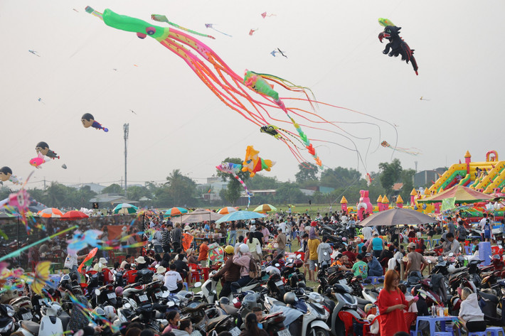 Với không gian rộng rãi, thoáng mát và gió thổi đều, nơi đây không chỉ thu hút trẻ nhỏ mà còn là điểm hẹn của nhiều bạn trẻ, gia đình và cả những nghệ nhân đam mê diều.