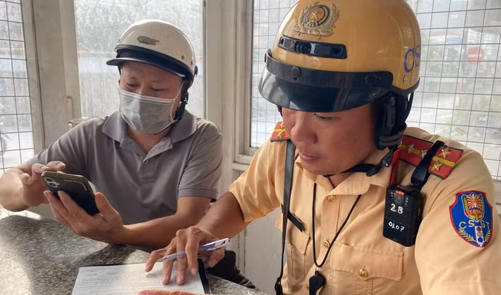 Tuy nhiên, khi bị CSGT lập biên bản tạm giữ phương tiện và thông báo mức phạt khá nặng cùng với việc bị tước giấy phép lái xe nhiều tháng, các "ma men" tỏ ra vô cùng hối hận vì đã uống rượu bia mà vẫn lái xe để rồi phải nhận cái kết đắng.