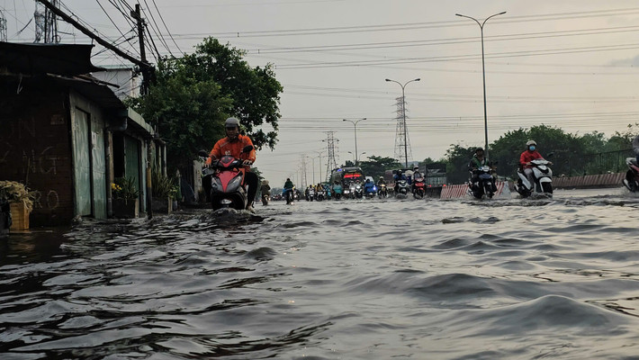 Mưa trái mùa xuất hiện sau những ngày nắng nóng giúp giải nhiệt nhưng khiến đường ngập, nhiều phương tiện chết máy, người dân di chuyển khó khăn đúng vào giờ cao điểm.