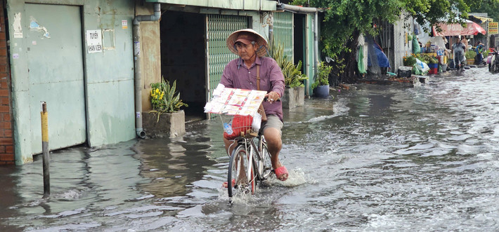 Dòng nước đen ngòm, bốc mùi hôi nồng nặc, biến con đường thành “sông”.