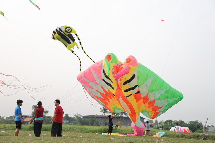 Anh Nguyễn Linh cho biết: “Từ đầu tháng 3, mỗi khi trời nắng, ít mưa, gió lớn, tôi đưa con đến đây vui chơi, thả diều. Không gian mát mẻ với các loại diều đủ màu sắc nên cháu rất thích”.