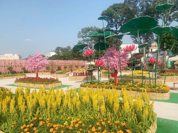 Các tiểu cảnh trong công viên đã dần hoàn thiện kịp phục vụ người dân TP.HCM vui chơi dịp Tết gần kề.