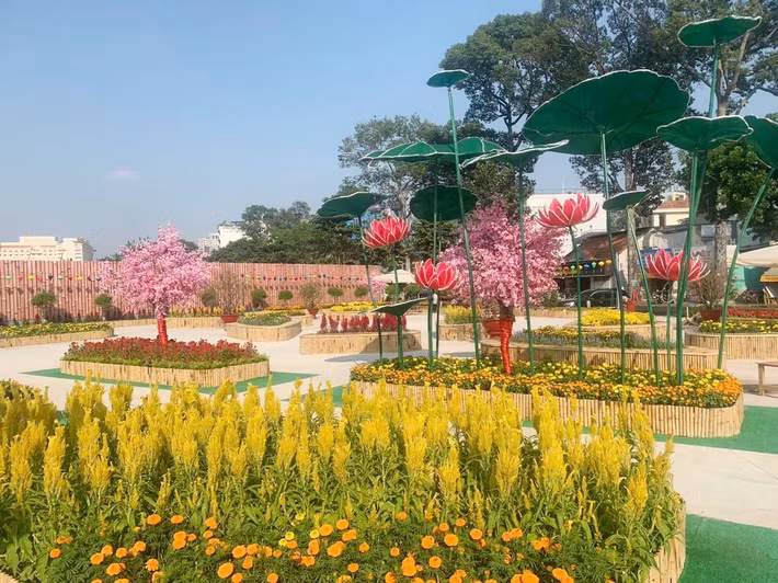 Các tiểu cảnh trong công viên đã dần hoàn thiện kịp phục vụ người dân TP.HCM vui chơi dịp Tết gần kề.