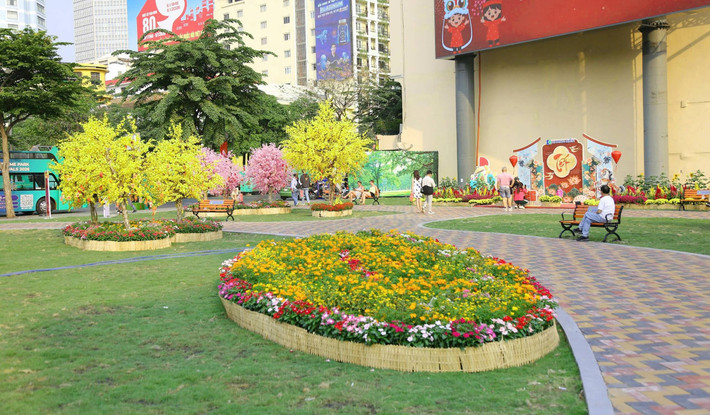 Các tiểu cảnh trong công viên được trang trí báo hiệu mùa xuân đang về rất gần.