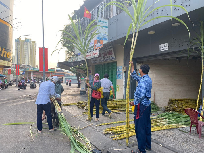 Đặc thù của chợ mía này là chỉ họp chợ trong khoảng 2 ngày và sau đó trả lại mặt bằng vào ngày mùng 9 tháng Giêng.