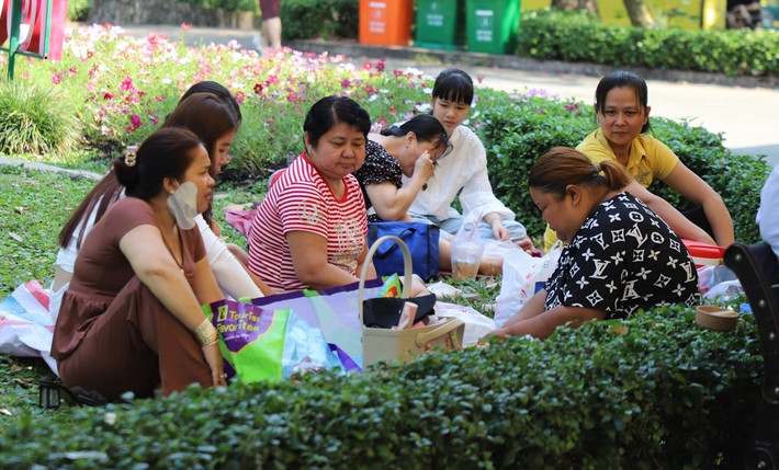 Giữa trưa, những bãi cỏ, bóng mát trong Thảo Cầm Viên được mọi người chọn làm nơi nghỉ ngơi, ăn uống.