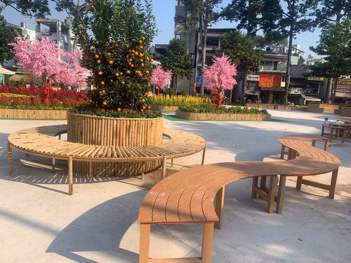 Tại công viên được trang trí bằng các vật liệu gần gũi như tre và các loại hoa tết: cúc, mào gà, mai, tắc.. Trong đó, cảnh sắc được trang trí thêm dãy đào hồng cùng hồ sen tạo điểm nhấn cho Tết Nguyên đán năm nay.