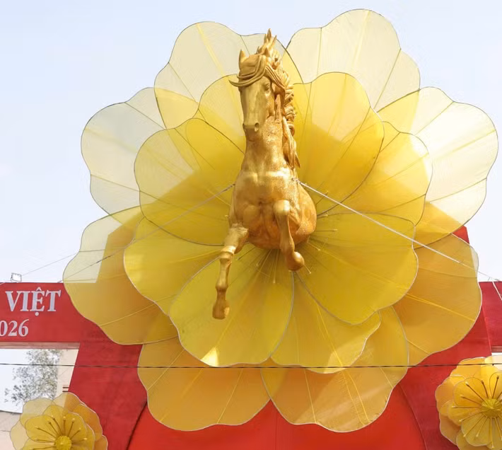 Hình ảnh linh vật ngựa “bay” ra từ hoa mai tại lễ hội Tết Việt khiến nhiều người dân và du khách không khỏi trầm trồ khen ngợi khi đến tham quan.