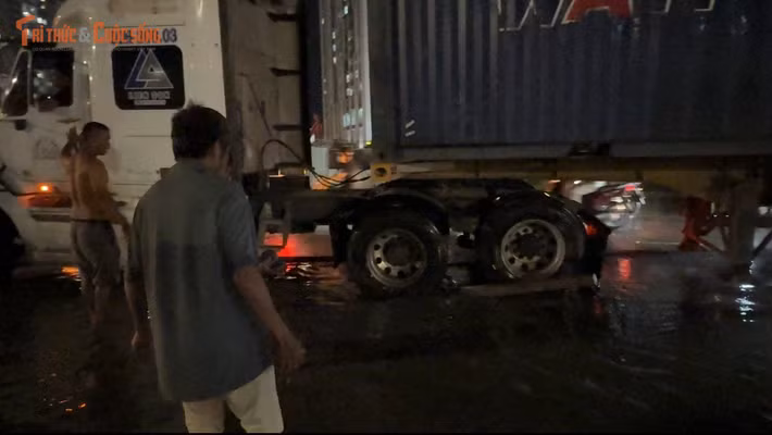 Đỉnh điểm là một xe đầu kéo container khi lưu thông qua vị trí nói trên để lên cao tốc, đã "sập bẫy" khiến phương tiện không thể tiếp tục lưu thông...